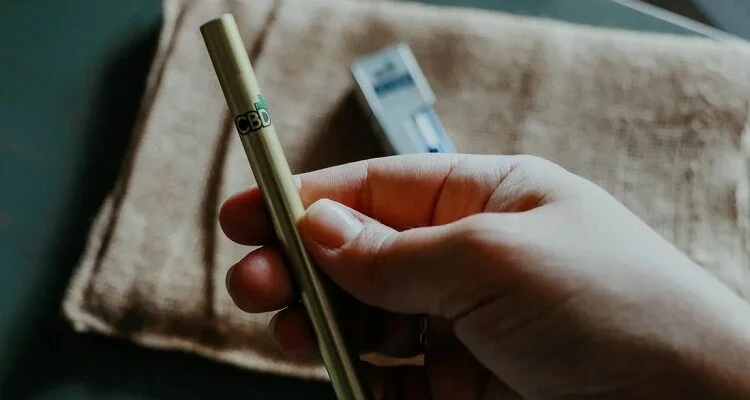 <strong>E-Cigarette Ultimate Guide: The Definitive Guide To Vaping For Beginners</strong> E-Cigarette